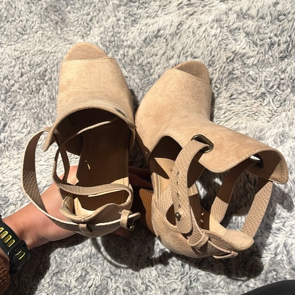 Shoedazzle block heel, open toe, tan, suede, 6 - Picture 4 of 5